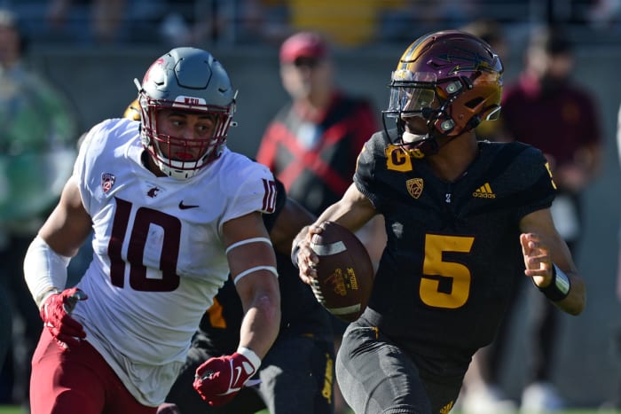 Washington State Cougars defensive end Ron Stone Jr. (10) pursues Arizona State Sun Devils quarterback Jayden Daniels (5).